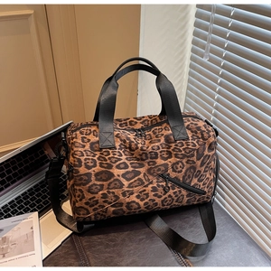 Gros plan du sac cabas léopard avec coutures géométriques et texture de tissu durable