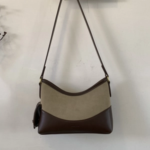 Detail der Vintage Beuteltasche mit braunem Leder, khakifarbenem Wildleder und Logo