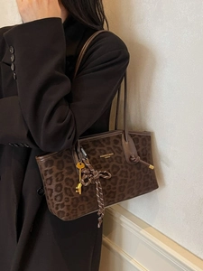 Sac fourre-tout tendance à motif léopard pour femme avec lanières en cuir et breloque dorée