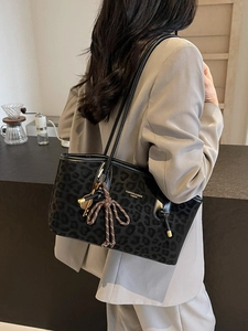 Sac fourre-tout tendance à imprimé léopard noir avec lanières en cuir et breloque