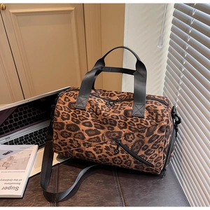 Vue détaillée du grand sac cabas à imprimé léopard avec bandoulière et fermeture éclair