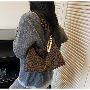 Detail des Perlen-Schultergurts und der Hobo-Tasche mit Leopardenmuster und Quasten