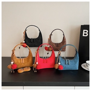 Collection de sacs hobo texturés en cinq couleurs avec glands à perles et bandoulières