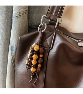 Vue détaillée d'un pendentif de sac bohème en perles de bois avec fermoir en métal