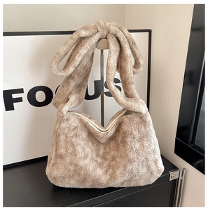 Détail du sac à bandoulière en fausse fourrure douce avec bandoulière large et pelucheuse