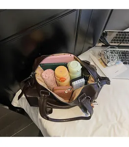 Intérieur spacieux d'un grand sac à main marron foncé montrant une grande capacité de rangement