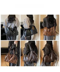 Vue détaillée du grand sac cabas en noir et marron avec pendentif en perles décoratives