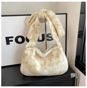 Détail d'un sac à main en peluche tie-dye beige avec poignée torsadée unique