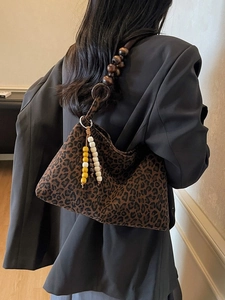 Schultertasche mit Leopardenmuster, Holzperlen-Riemen und dekorativem Quasten-Anhänger
