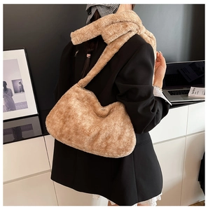 Détail d'un sac à bandoulière en fausse fourrure kaki avec une texture douce et pelucheuse