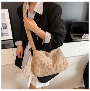Détails de la texture d'un sac bandoulière en peluche camel dans un cadre de vie moderne