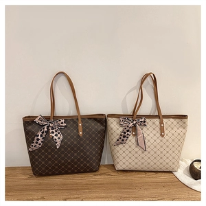 Vue détaillée des sacs fourre-tout rétro avec motif en croix et foulard léopard