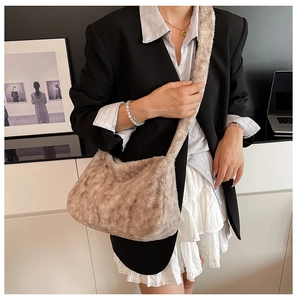 Détail du sac à bandoulière en fausse fourrure kaki porté par un mannequin en tenue chic