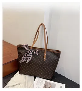 Détail du grand sac cabas vintage marron avec motifs géométriques et foulard léopard
