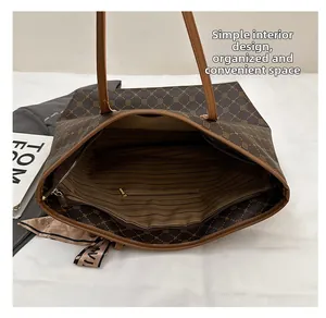 Vue intérieure du grand sac cabas montrant la doublure rayée et la poche zippée