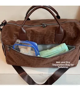 Dettaglio della tasca di separazione bagnato-asciutto con beauty case blu in borsa leopardata