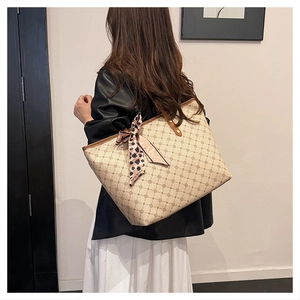 Vue détaillée du grand sac cabas beige à motif géométrique et foulard léopard