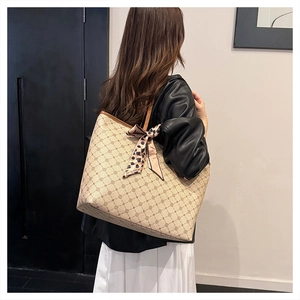Détail du sac cabas beige avec motif géométrique marron et foulard léopard noué