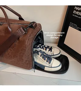 Dettaglio della borsa da viaggio leopardata con scomparto per scarpe separato integrato
