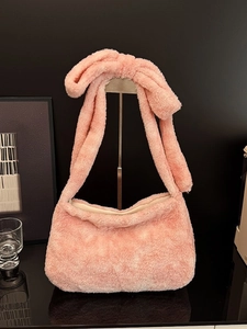 Sac à bandoulière en peluche rose avec nœud décoratif et texture en velours doux pour femme