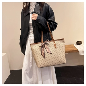 Détail d'un grand sac fourre-tout à motifs géométriques avec un foulard décoratif