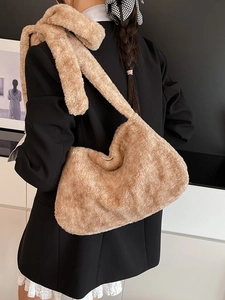 Sac hobo en peluche marron clair à grande capacité, idéal pour les tenues d'automne et d'hiver