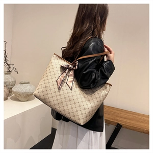 Détail du sac cabas rétro avec motifs géométriques et foulard en soie rose