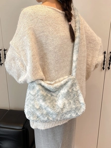 Sac bandoulière chic en fausse fourrure bleu clair avec texture pelucheuse douce