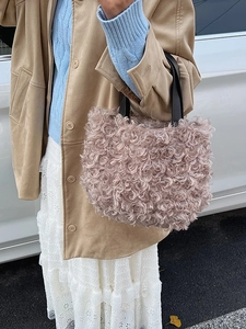 Secchiello chic in finta pelliccia riccia rosa polvere con manici in pelle nera inverno