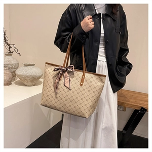 Détail d'un grand sac cabas avec motif géométrique marron et foulard léopard au manche