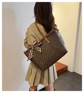 Gros plan sur un sac cabas rétro avec un nœud en ruban à motif léopard élégant