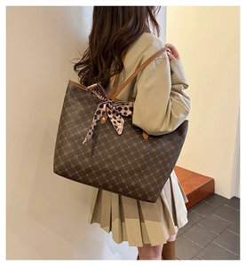 Détail du grand sac cabas marron à motif trèfle et foulard en soie à imprimé mode