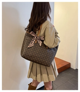 Détail d'un sac cabas vintage marron avec motif losanges et foulard léopard au manche