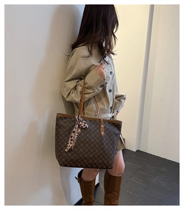 Détail d'un grand sac cabas vintage avec motif géométrique et foulard léopard noué
