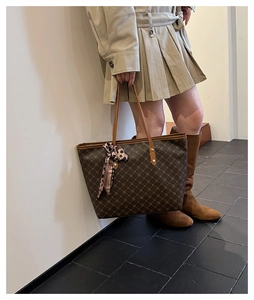 Vue détaillée du sac cabas marron foncé avec motif géométrique et foulard léopard noué