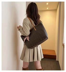 Détail du sac cabas vintage avec motif géométrique et foulard en soie sur la poignée
