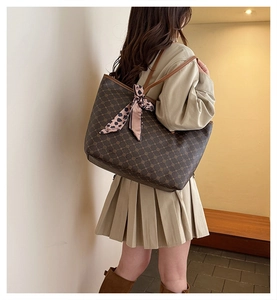 Gros plan d'un grand sac cabas à motifs étoilés dorés avec un foulard léopard chic