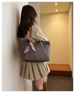 Grand sac cabas avec motif géométrique marron et foulard en soie à imprimé léopard