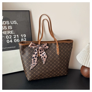 Grand sac cabas marron avec motif floral géométrique et détail de foulard en soie léopard
