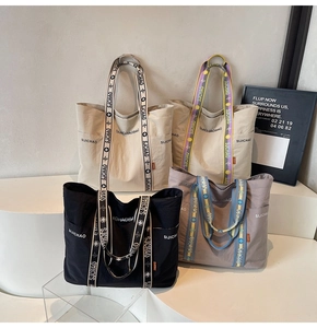Sammlung großer Canvas-Einkaufstaschen in Schwarz, Beige, Grau und Khaki auf Display
