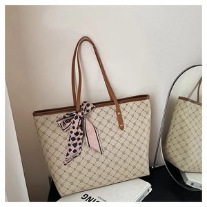 Détail d'un grand sac cabas à motif losanges avec foulard léopard décoratif chic