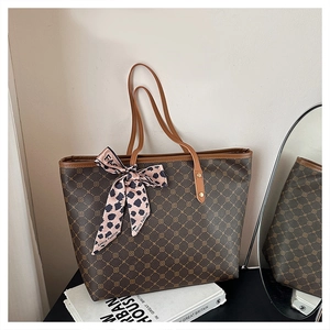 Détail d'un sac cabas marron à motif géométrique avec foulard léopard rose élégant