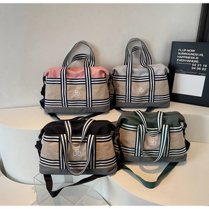 Sélection de grands sacs fourre-tout en rose, gris, noir et vert exposés ici