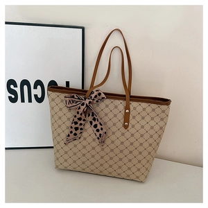 Vue détaillée du sac cabas vintage avec motif géométrique et foulard en soie léopard