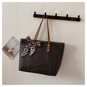 Détail du grand sac cabas marron vintage avec motif géométrique et foulard en soie
