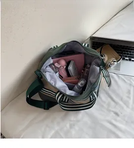 Vue détaillée de l'intérieur du grand cabas montrant un rangement spacieux pour tablette