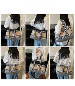 Détail du sac de voyage avec coutures contrastées et bandoulière réglable en collage