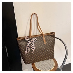 Détail du grand sac cabas marron avec motifs géométriques et foulard imprimé léopard