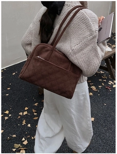 Détail du sac cabas matelassé vintage marron avec poche extérieure sur un modèle