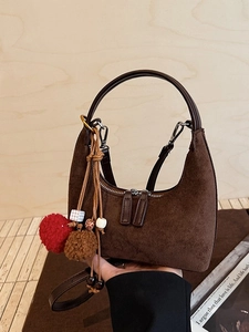Sac Bandoulière en Suédine pour Femmes Sac à Main Sous les Bras Demi-Lune Vintage Avec Pendentif Boule de Fourrure Décoratif